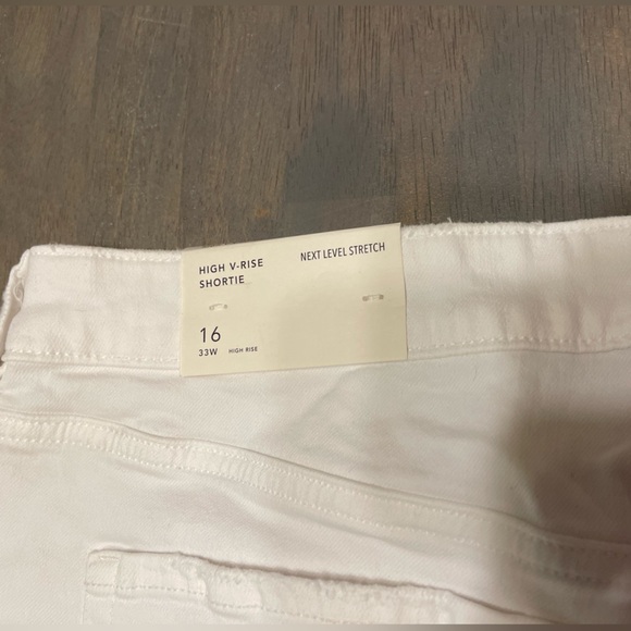 NEW! β’ American Eagle π¦
High V-Rise White Shortie | 16 - Picture 5 of 6